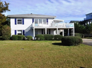A Short Hop - 5 Br home by RedAwning