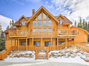 Expansive Alma Cabin w/ Hot Tub & Mountain Views!