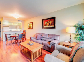 Walk to Lake Chelan: Condo w/ Pool Access