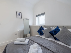 Impeccable 2-bed Apartment in Camberley