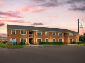 HomeTowne Studios by Red Roof Huntsville - Madison