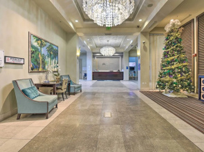 Modern Resort Condo With Balcony - Walk to Beach!