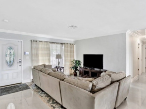 Just A 3.5 Mile Drive To Lauderdale By The Sea 4 Bedroom Home by Redawning