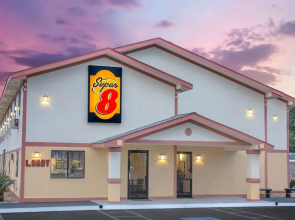 Super 8 Douglas