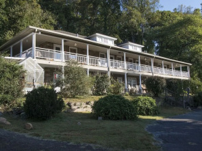 Calhoun House Inn & Suites