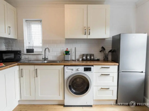 Quirky Newly Renovated Central Apartment with Parking