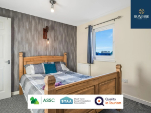 THE LAW, Great Contractor Accommodation, 4 Rooms with TVs, Central, Free Parking, WiFi, Self-catering for Families, Tourists, Relocation, Groups, Long Stays Welcome
