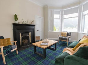 Rossmay House - 4 Bedroom Scottish Villa with waterfront / mountain views