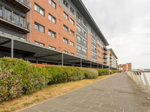 Lux Waterfront 2 bed Apt, V&A 10min walk, St Andrew's Golf 25min drive