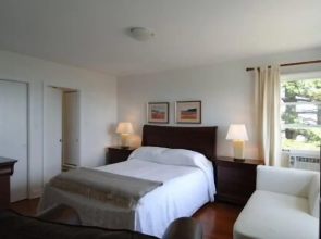 Hollyday Cove Cottage