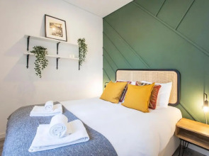 Seaside 1BR Flat w/ AC in Matosinhos by LovelyStay