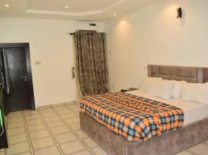 Tastefully Furnished 3 BR apartment