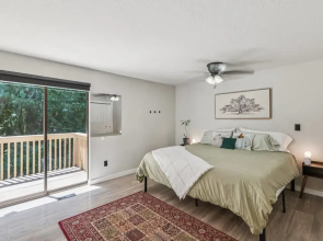 Modern Forest Escape Near Hikes & Lake 6 Bedroom Home
