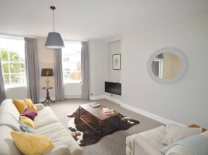 Stylish 3 Bedroom Maisonette Near City Centre