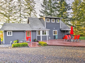 Peacock Hill Retreat on 1 Acre, 1 Mi to Harbor