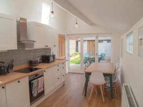 The Old Post Office - Bright & Modern 4bdr Townhouse With Private Garden