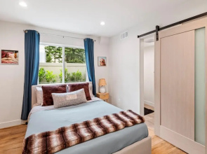 Stylish Sherman Oaks Townhouse W/ 3 Master Suites