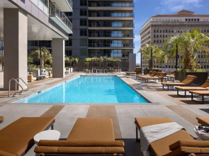 NEW Downtown Luxe King Suite Sauna Pool Access