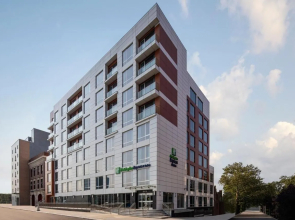 Holiday Inn Express & Suites Woodside LaGuardia Airport by IHG