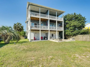 Carolina Beach Lakefront House: Walk to Beach!