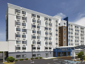 Hampton Inn By Hilton Newark Airport