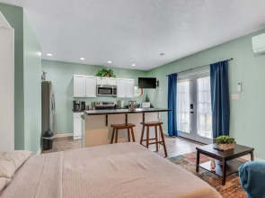 Quiet And Comfy Studio Apartment In South Bend, Minutes From Notre Dame! Pet Friendly! Apts