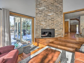Hot Tub + Deck: Large Sunriver Home Near Skiing