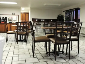 Econo Lodge Inn & Suites Central