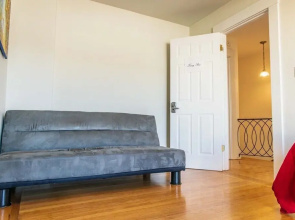 Large and Bright 3 Bedroom With Room For 7