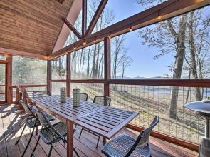 Glenville Serenity Lodge' w/ Lake Views!