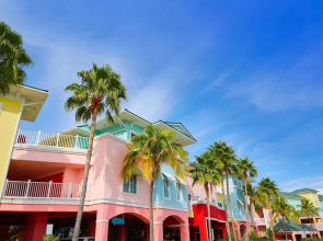 Canal-side W/ Private Dock, Boats & Bikes 2 Bedroom Duplex