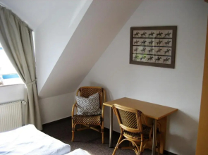 Komfortables Reetdachferienhaus Hasel 1