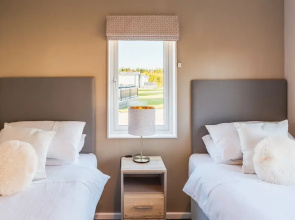 St Helens 2-bed Lodge, Sleeps 4, Pets Ok & Pool