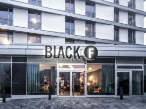 Black F House - Serviced Apartments