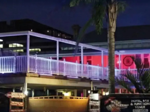 Shooters Saloon Bar Hotel & Cabins