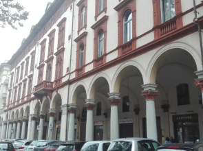 "Lo charme" a 5 minuti a piedi da Ospedale ed Universita',a 30 minuti dai Laghi e 40 minuti da Milano