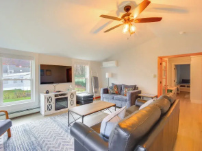 Comfortable Lincoln Home: Walk to Main Street!