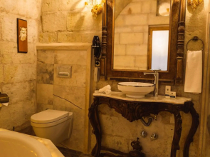 Solo Cave Suites