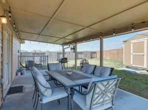 12 Mi to Beach: Texas Gulf Coast Home w/ Fire Pit