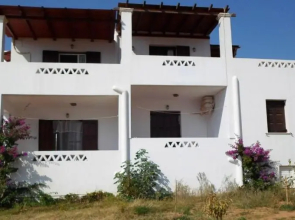 LALAROUS Studios & Apartments