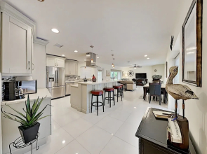 Steps To Beach! Heated Pool, Spa & Chefs Kitchen 3 Bedroom Home