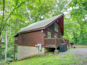 Hot Tub + Pool Table: Secluded Seiverville Cabin
