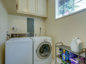 Modern Home: 3 Miles to Woodinville Wine Country!