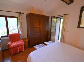 Small House in the Hills for Beautiful Walks Near the Sea