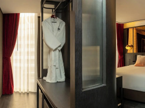 The Gravitique Hotel Khaosan