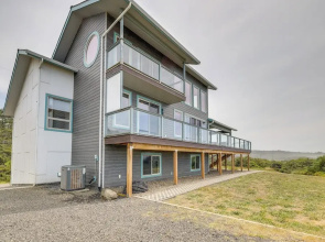 Oceanfront Home w/ Hot Tub, Sauna, 8 Mi to Newport