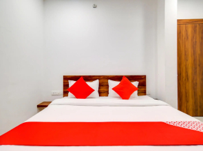 OYO 70780 Hotel Apple Grand