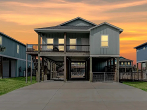 Bay Breeze 3 Bedroom Home by RedAwning