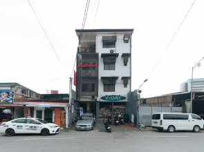 RedDoorz @ V-cat Apartelle
