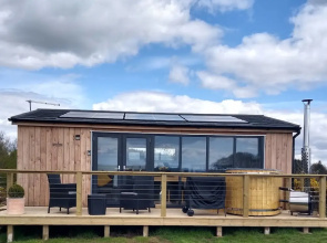 Cleeves Cabins, Ailsa Luxury Lodge With hot tub